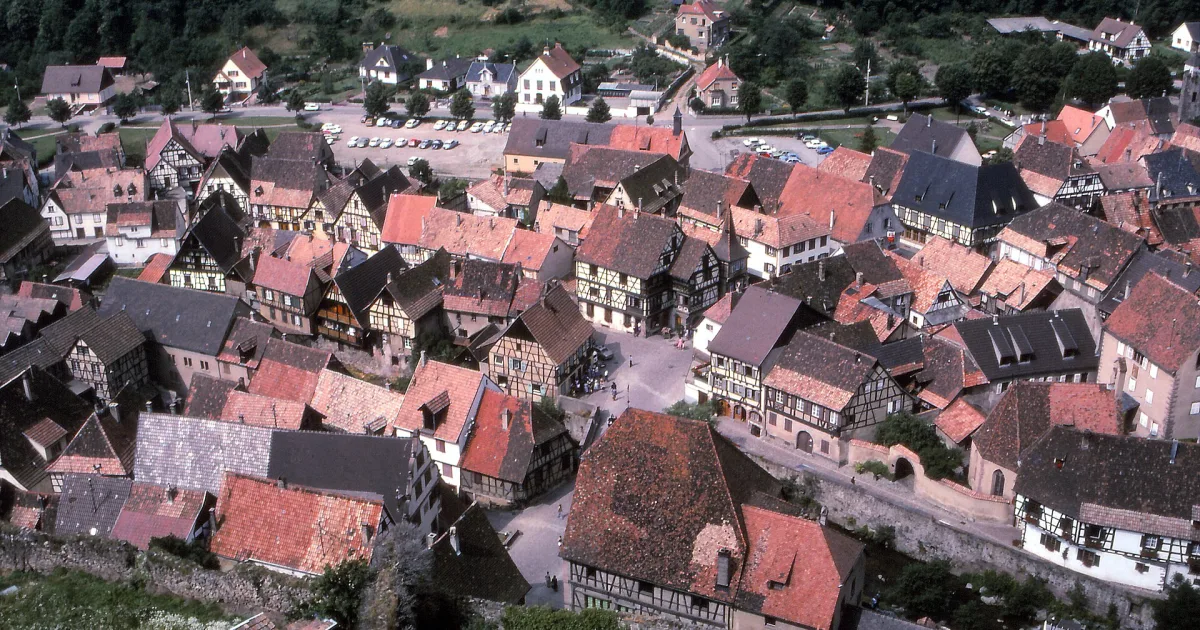 Kaysersberg, la rue Général de Gaulle, la rivière Weiss, les rues des Potiers et de L'Oberthof vues de la tour du château
