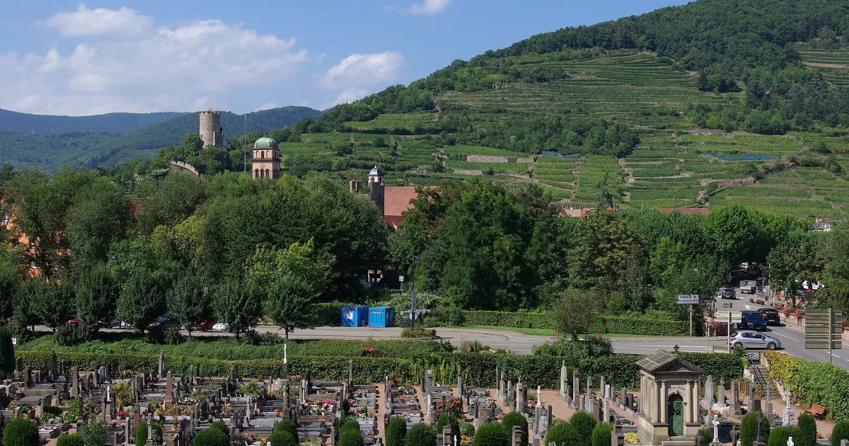 Kaysersberg : le cimetière et le vignoble du Schlossberg, Haut-Rhin, France